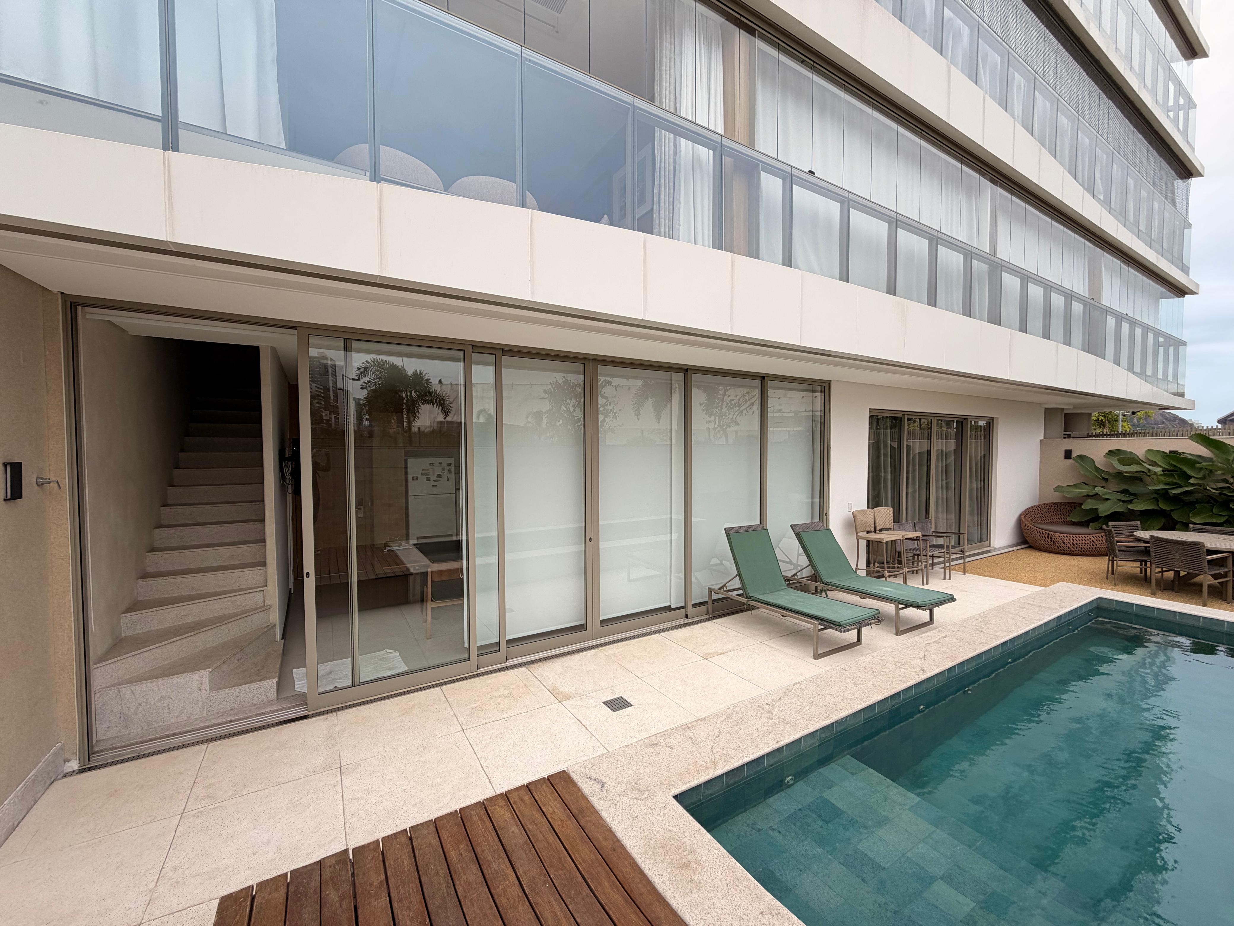 Residência de alto padrão com grandes esquadrias junto à piscina