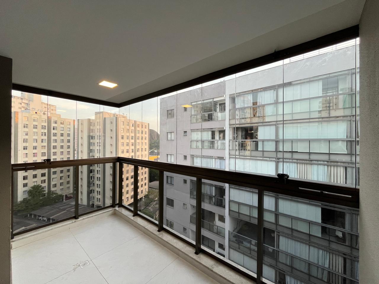 Fechamento de varanda em vidro com vista urbana